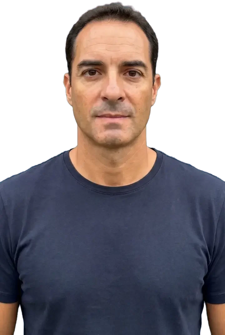 Iñaky Berzal, fundador de Iberzal Tecnología, con camiseta oscura sobre fondo blanco